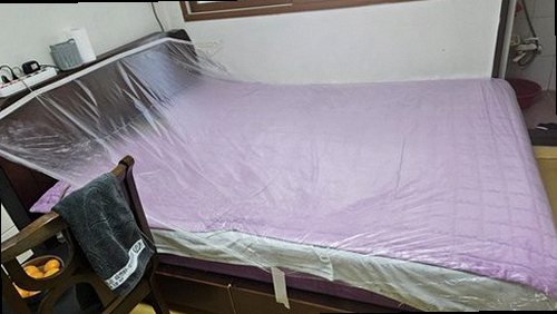 고양 누수탐지 안방 천장에 번진 누수 얼룩과 벽지 들뜸
