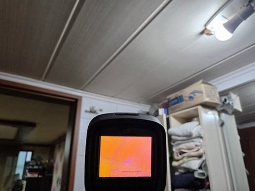 부천 누수탐지 천장 모서리에 번진 누런 얼룩 점검 전 모습