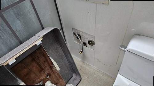 천안 누수탐지 누수 점검 후 배관과 방수 상태를 확인하는 현장