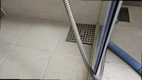 일산 누수탐지 누수 탐지 장비로 욕실 배관 위치를 확인하는 모습