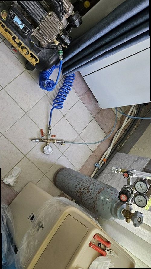 영종구 누수탐지 천장 누수 흔적과 수분 측정기를 확인하는 현장