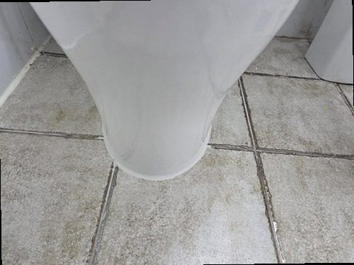 영종구 누수탐지 안방 천장 누수 흔적과 물고임 상태를 확인하는 모습