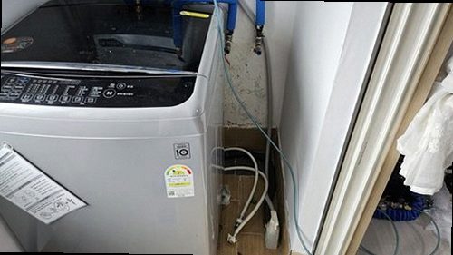부평구 누수탐지 베란다 벽면의 물자국과 수분 측정기를 확인하는 현장