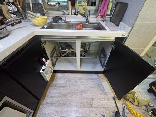 부평구 누수탐지 주방 천장 얼룩의 가장자리 색 변화를 관찰하는 모습