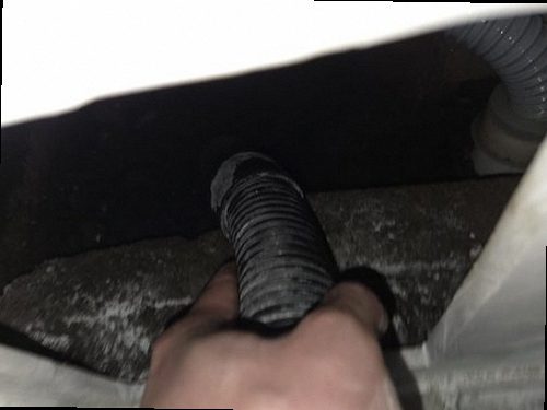 부평구 누수탐지 싱크대 하부장 안쪽의 물 고임과 배관 연결부 점검 모습