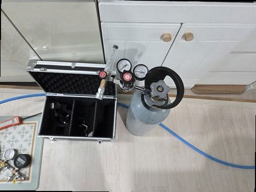 상록구 누수탐지 아래층 욕실 천장에 발생한 누수 흔적과 점검 모습