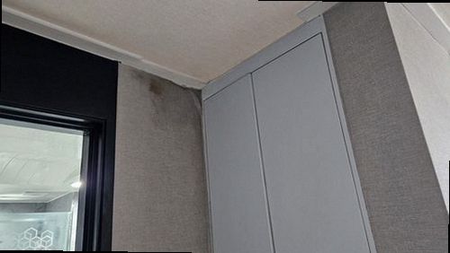 상록구 누수탐지 아래층 천장 얼룩의 위치와 크기를 기록한 점검 사진 예시