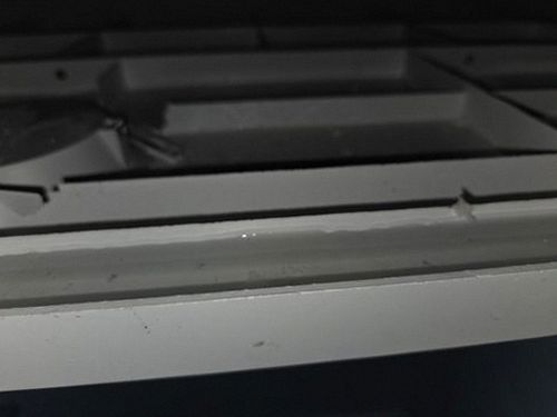 상록구 누수탐지 베란다 천장과 벽면에 나타난 누수 얼룩을 확인하는 모습