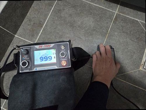 성동구 누수탐지 천장과 벽면에 번진 누수 흔적을 확인하는 현장