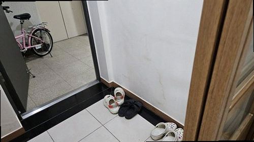 천안시 동남구 누수탐지 아랫집 천장 물자국과 누수 피해 상태 확인 장면
