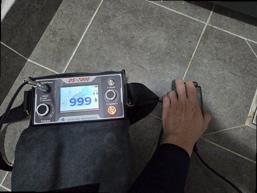 의왕 누수탐지 누수 발생 부위와 건물 배관 구조를 확인하는 모습