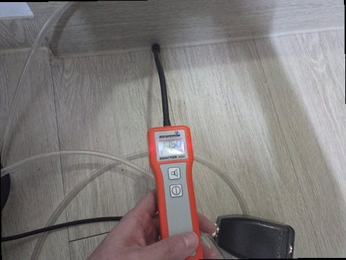 시흥 누수탐지 수도계량기 별침과 누수 점검 과정을 확인하는 모습