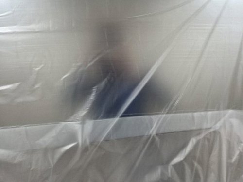시흥 누수탐지 거실 천장 얼룩의 범위와 주변 마감 상태를 확인하는 모습