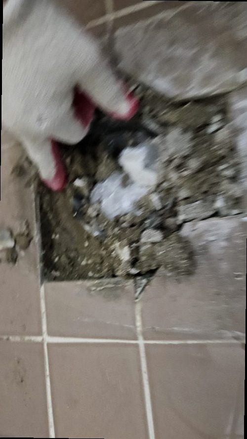오산 누수탐지 건물 배관과 방수층 구조를 나타낸 단면 개념도