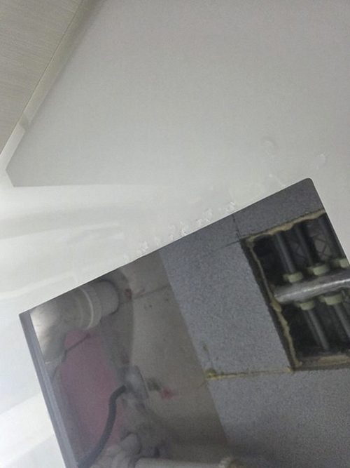 오산 누수탐지 천장 물자국과 벽면 습윤 상태를 확인하는 모습