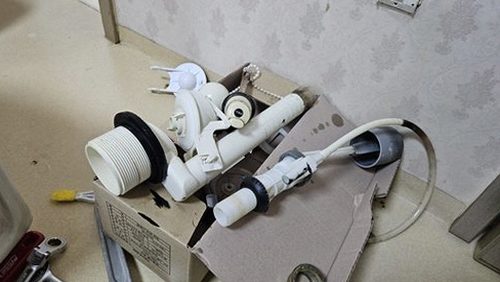 오산 누수탐지 수도계량기와 배관 연결 상태를 점검하는 모습