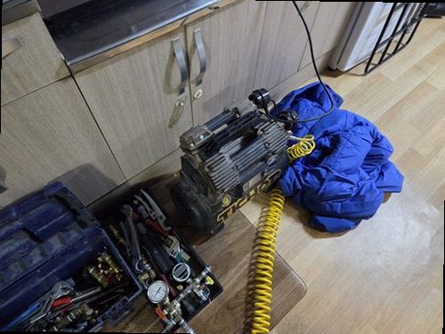 오산 누수탐지 천장 얼룩과 벽면 수분 흔적을 확인하는 누수 점검 현장