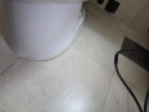 오산 누수탐지 욕실 바닥 방수층과 배관 구조를 점검하는 현장 모습