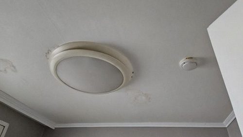 서초구 누수탐지 안방 천장 얼룩과 주변 배관 위치를 확인하는 현장 점검