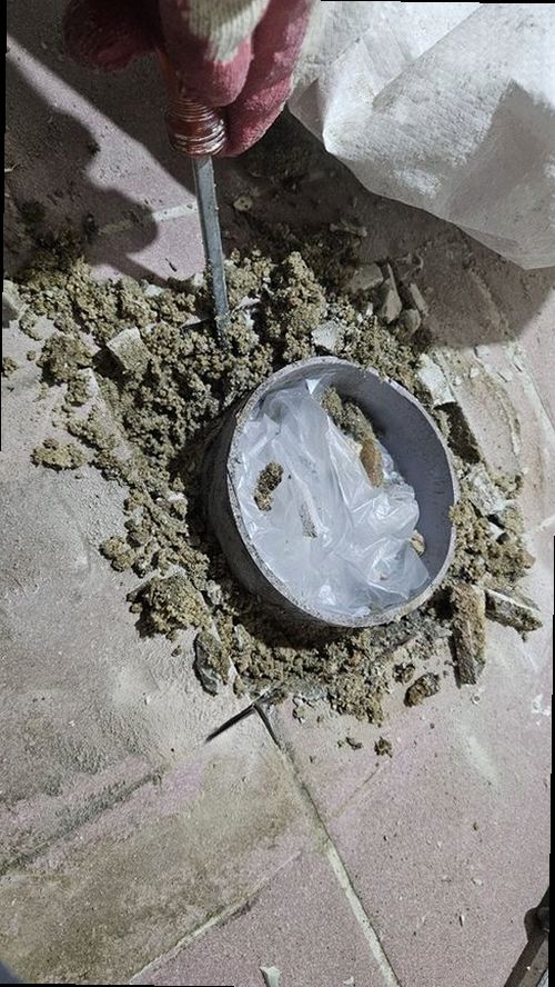 제물포구 누수탐지 누수 위치를 좁히기 위해 관로탐지와 청음탐지를 진행하는 모습