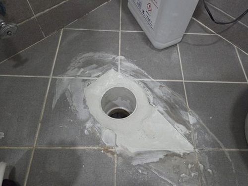 제물포구 누수탐지 욕실 천장 점검구 주변의 누수 흔적과 점검 위치