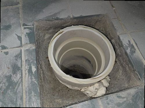 제물포구 누수탐지 싱크대 하부장 내부의 물고임과 벽지 변색 점검 모습