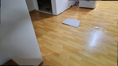 만세구 누수탐지 공압 검사 게이지와 배관 연결부를 확인하는 모습