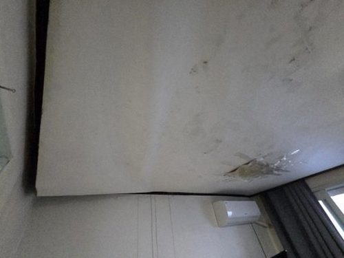만세구 누수탐지 안방 천장 얼룩과 주변 수분 상태를 확인하는 점검 장면