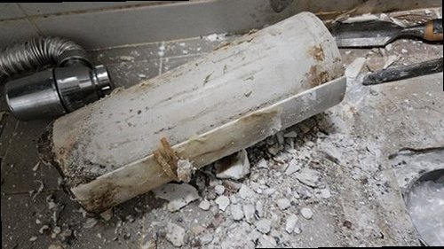 남양주 누수탐지 천장 누수 흔적과 수분 측정기를 확인하는 현장