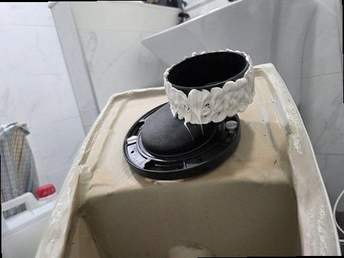 남양주 누수탐지 누수 보수 후 배관과 바닥 마감 상태를 확인하는 모습