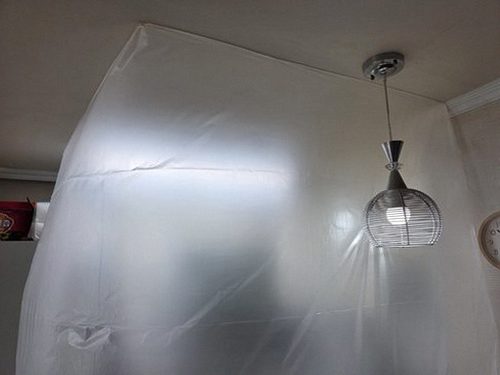 단원구 누수탐지 아래층 거실 천장에 번진 누수 얼룩 확인 장면