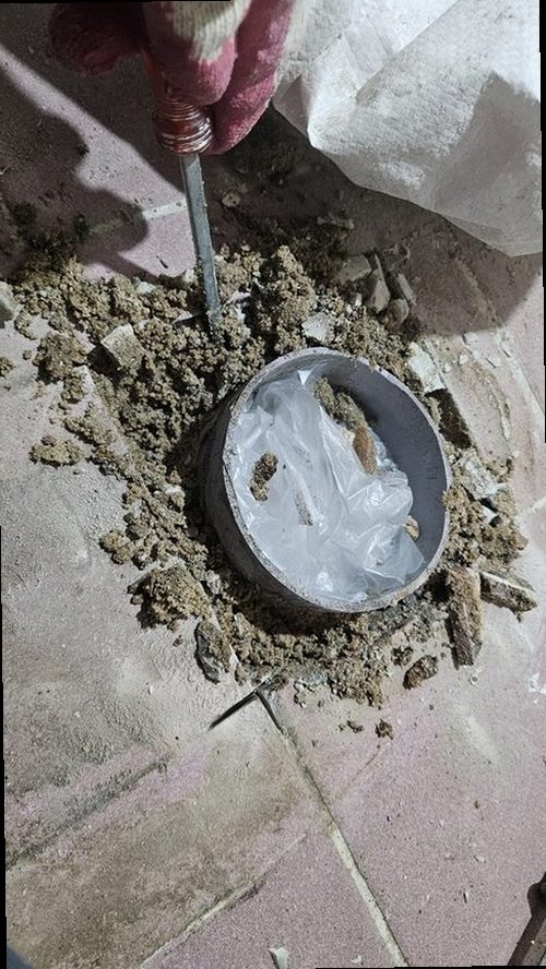 단원구 누수탐지 베란다 천장 물자국과 누수 흔적을 확인하는 모습
