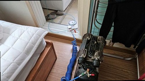 단원구 누수탐지 배관 공압 검사와 누수 위치를 비교 청음하는 모습