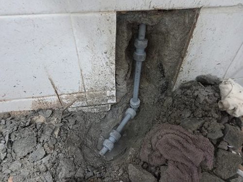 단원구 누수탐지 아파트 천장 얼룩과 누수 여부를 확인하는 모습