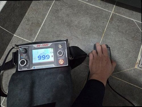 단원구 누수탐지 천장 조명 주변의 누수 흔적과 변색된 마감재