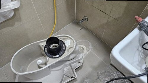 김포 누수탐지 욕실 바닥 배수구와 타일 줄눈 주변의 누수 흔적