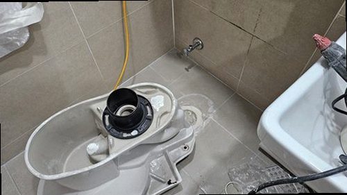 광명 누수탐지 수도계량기 별침과 잠금 밸브를 확인하는 모습