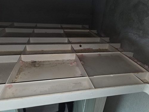 광명 누수탐지 욕실 천장 얼룩과 벽지 들뜸이 나타난 처치 전 현장 상태