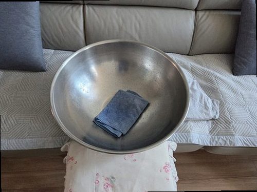 광명 누수탐지 거실 천장 물자국과 수분 측정기를 확인하는 현장