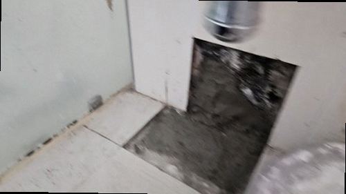 동대문구 누수탐지 천장 얼룩과 벽지 들뜸 등 누수 피해 상태를 확인하는 모습