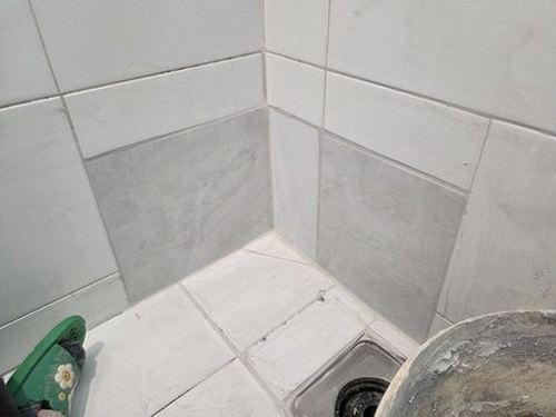 동대문구 누수탐지 천장 얼룩과 벽지 들뜸 등 누수 초기 증상을 살펴보는 모습
