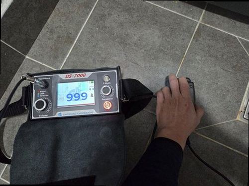 동대문구 누수탐지 천장 누수 흔적과 욕실 주변 습기를 확인하는 모습