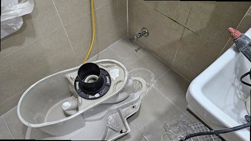 권선구 누수탐지 누수 위치를 확인한 뒤 바닥을 최소 범위로 굴착하는 작업