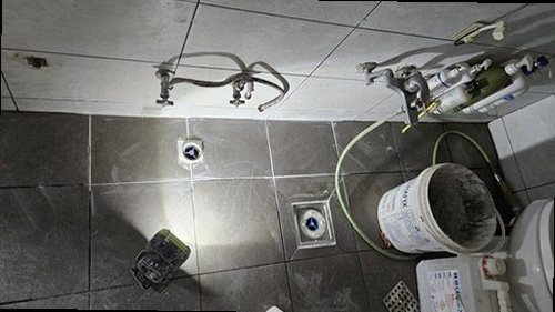 권선구 누수탐지 장판 가장자리 들뜸과 벽면 하단 변색이 나타난 실내 현장