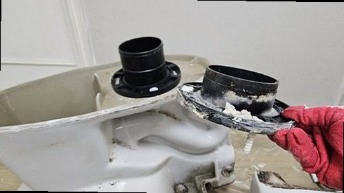 권선구 누수탐지 누수 부위 보수 후 압력검사와 바닥 마감 상태를 확인하는 모습