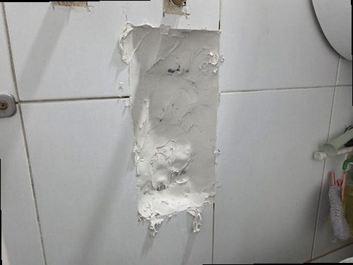 수지구 누수탐지 아래층 천장에 나타난 누수 흔적과 벽면 습기