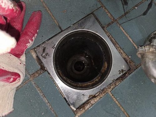수지구 누수탐지 화장실 바닥 배관과 방수층 점검 장면