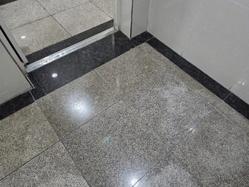 수지구 누수탐지 거실 천장 얼룩의 위치와 주변 벽면을 살펴보는 점검 장면