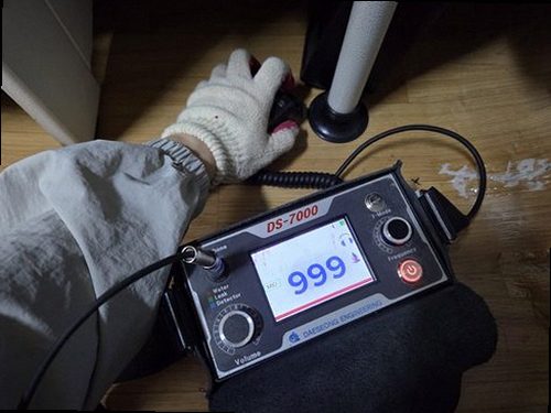 광진구 누수탐지 욕실 천장 누수 흔적과 배관 구조를 확인하는 모습