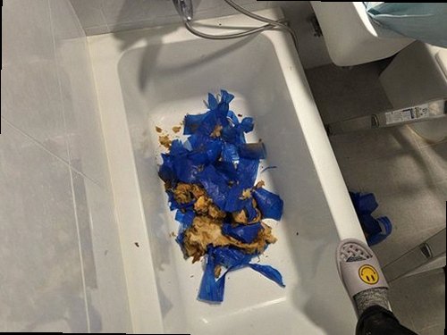 마포구 누수탐지 수도계량기 별침과 벽면 누수 흔적을 확인하는 현장 점검